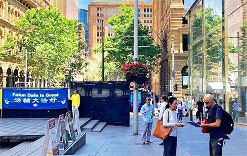 '图10：法轮功学员在澳洲悉尼金融和政界聚集地马丁广场（Martin Place）打横幅、讲真相。'