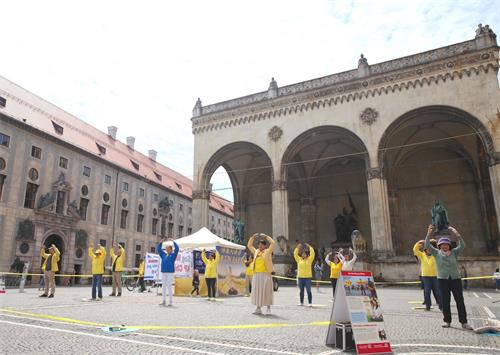 '图1：二零二零年五月三十日，来自德国巴伐利亚州的部份法轮功学员在首府慕尼黑奥迪安广场（Odeonsplatz）举办活动。'