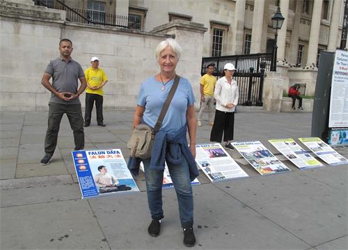 '图5：二零二零年八月二十二日，伦敦女士乔（Joe）在特拉法加广场签名支持法轮功反迫害，她希望马上学炼法轮功。'
