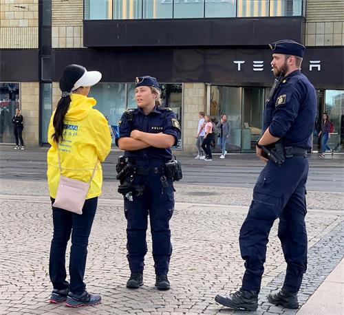 '图1：哥德堡的执勤警察和学员开心地交谈'