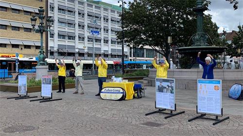 '图2：瑞典哥德堡的法轮功学员聚集在了市中心的广场上，集体炼功和弘法'