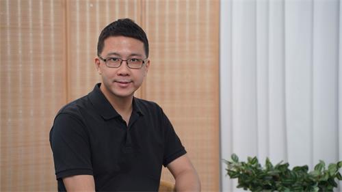 '图5：屯门区区议员卢俊宇感谢法轮功学员为香港和中国的环境所做的努力。'