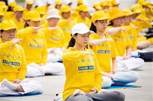'纪念5.13法轮大法日，台北法轮功学员在户外打坐，给世人带来祥和与希望'
