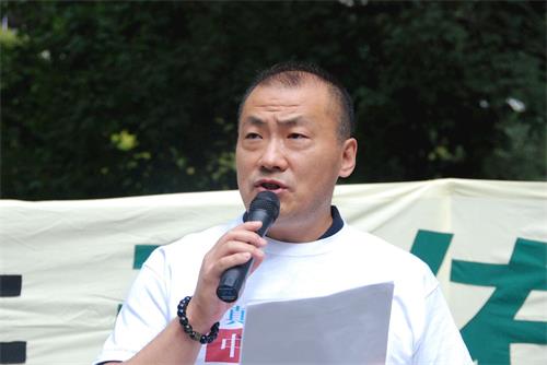 '图16：来自中国辽宁省的邵兵在集会上发言用真名退党，他说：“我今天公开宣布退党就是要为正义发声。”'