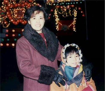 '图为王楣泓和女儿于铭慧，拍摄于1999年法轮功遭受中共迫害之前。'