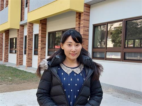 '图4：刚学炼法轮功一年的小学教师王郁青，觉得法轮功对身心灵帮助很大。'
