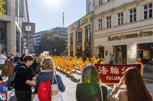 '图2～9：二零二一年十月九日，在莱比锡内城，法轮功学员壮观的游行队伍吸引民众驻足观看。'