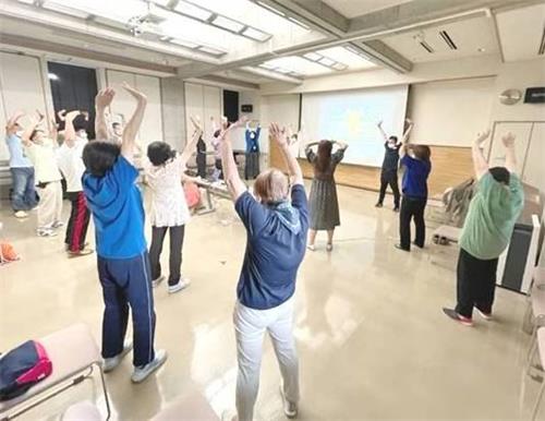 '图1：二零二一年十月九日星期六，日本埼玉县法轮功学员在久喜市举办了免费法轮功教功班。'