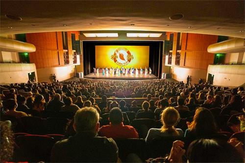 '图2：二零二一年十月十九日晚，神韵环球艺术团在美国加州莫德斯托加洛艺术中心—玛丽斯图尔特罗杰斯剧院（Gallo Center for the Arts – Mary Stuart Rogers Theater， Modesto ）拉开了神韵在加州巡回演出首场演出的帷幕。图为演出结束时演员谢幕。'