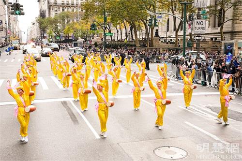 '图1～6：二零二一年十一月十一日，法轮功学员受邀参加队伍纽约市传统的老兵节游行。'