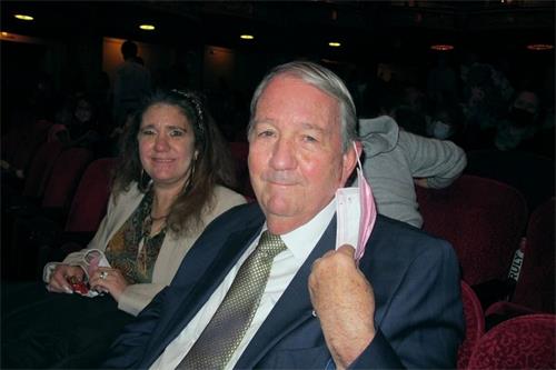 '图7：二零二一年十一月十四日下午，资深律师布拉德·里奇（Brad Rich）与女儿一同观赏了在波士顿的第二场演出。'