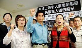 台南市议员庄玉珠（前左起）、李文正、曾秀娟一起呼吁“抗议人权恶棍王三运”、“不欢迎王三运来访”