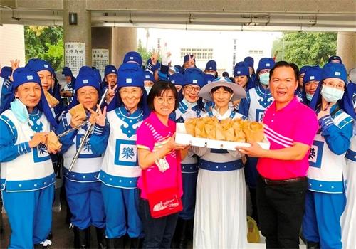 '图8：万丹乡萧姓村长特地送来了当地名产红豆饼一百五十份、共三百个，供天国乐团团员品尝。'