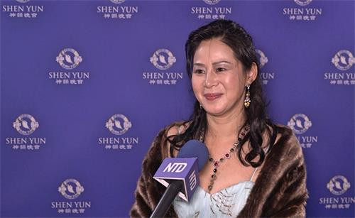 '图8：美中亚洲文化协会会长魏欢（Carol Wei），于十二月二十九日下午在圣地亚哥欣赏了神韵国际艺术团的演出。她说：“这是一场高水准的演出。”（新唐人电视台）'