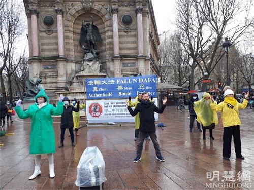 '图2：十二月五日，在圣米歇尔广场，法轮功学员在演示法轮功第二套功法：法轮桩法'