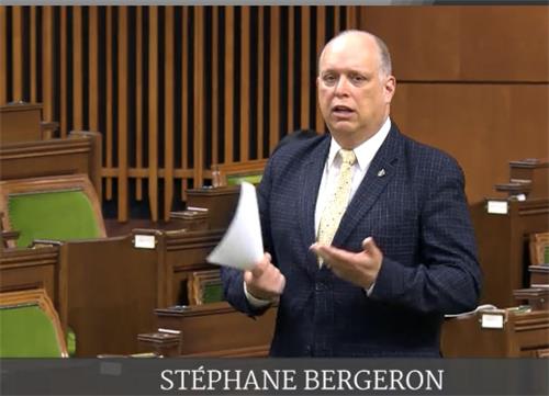 '图：魁人党国会议员伯杰龙（Stéphane Bergeron）在2021年2月18日加拿大国会辩论中发言表示，中共公然违反人权的行为在二零零零年初就开始了，而且针对的团体非常广泛。（视频截图）'