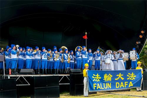 '图1：天国乐团在新西兰国庆盛典的舞台上表演。'