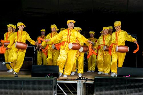 '图2：腰鼓队在新西兰国庆盛典的舞台上表演。'