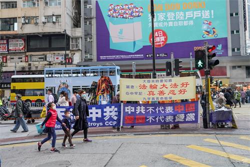 '图4～7：香港法轮功学员不惧中共迫害压力下，仍坚持不懈在各真相点讲清法轮功受迫害真相，希望民众能了解真相，为自己带来美好的未来。'