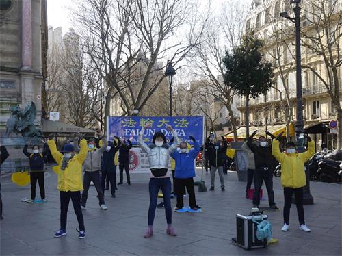 '图3：法轮功学员在巴黎拉丁区圣米歇尔广场演示法轮功功法'