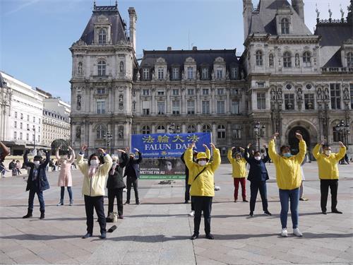 '图1：法轮功学员在巴黎市政厅广场演示功法'
