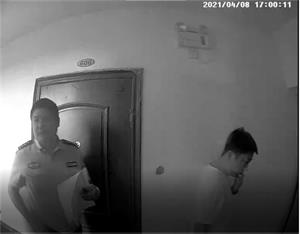 月8日下午4时27分，7日来过的一个警察带着一个新的警察又出现在赵锋慧琼海市的家门口。'