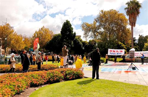 '图2：二零二一年四月十日，法轮功学员在澳洲第四大城市本迪戈市中心举办汽车游行和集会。图为集会现场。'