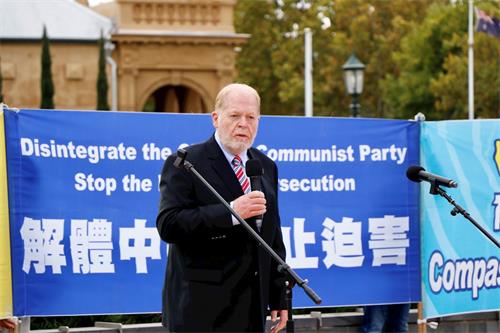'图7：澳洲人权活动家、澳洲听障协会主席、自由党资深成员安德鲁·布什（Andrew Bush）在集会上发言。'