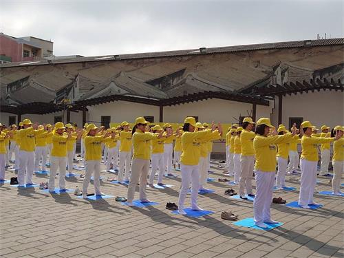 '图1～2：台湾彰化法轮功学员在彰化鹿港镇公会堂集体炼功弘法。'