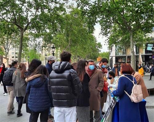 '图1～2：法轮功学员们来到最繁华的市中心广场-加泰罗尼亚广场（Catalonia）传播真相'