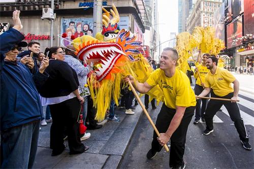 '图3：斯考特参加纽约市中国城游行，担任西人舞龙队的龙头手（摄于2017年）'
