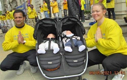 '图2：拉悉塔·森纳尼亚克和他的太太拉琪丽带着一对双胞胎儿子前来参加庆祝“五一三”的活动。'