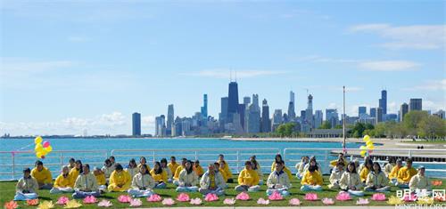 '图2：5月8日，大芝加哥地区部份法轮功学员在密西根湖畔集体炼功，庆祝“世界法轮大法日”，并恭贺师父华诞。'