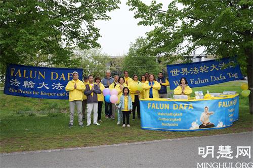 '图1：2021年5月13日，弗兰肯地区的部份法轮功学员在纽伦堡市沃德湖畔举办活动，参加活动的法轮功学员感恩师尊的慈悲救度，并祝师尊七十华诞快乐。'