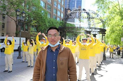 '图19：在大陆为法轮功做无罪辩护的维权律师吴绍平参加了当天的“五一三”庆祝法轮大法日游行。'