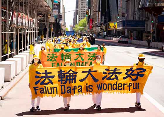 两千纽约学员游行庆祝大法日传播光明和希望