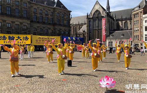 '图1～2：荷兰法轮功学员在首都阿姆斯特丹的达姆广场举行庆祝世界法轮大法日的活动。'