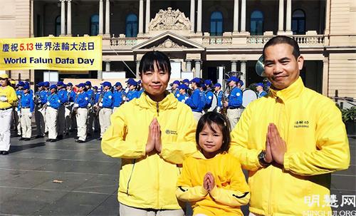 '图3：黄女士（Huynh Thi Ngan Ha）全家驾车五百公里到悉尼参加庆祝世界大法日的活动。'