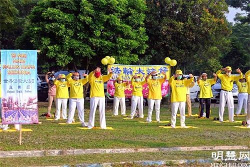 '图1：五月二十三日上午，来自玛琅、诗都阿佐（Sidoarjo）和泗水的多位法轮大法弟子聚集在玛琅市Rampal广场，现场展示集体炼功功法'