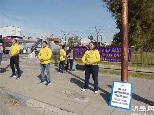 '图5：在中共驻阿根廷中使馆对面的街道上演示法轮功功法。'