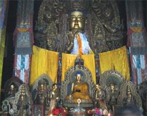'拉卜楞寺的弥勒佛像正前下方安放着一尊释迦牟尼佛的小铜像（大纪元）'