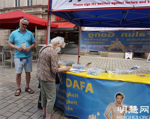 '图1～2：2021年6月12日，德国巴伐利亚州弗兰肯地区的部份法轮功学员在菲尔特市的三王喷泉前举行信息日'