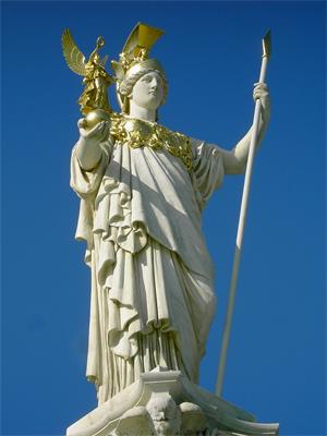 图例：奥地利议会大厦前的帕拉斯·雅典娜雕像（Pallas Athene Statue），建于1893 ～1902年。雕像展现了雅典娜头戴战盔，胸背披甲，一手持矛，一手托着胜利女神的姿态。