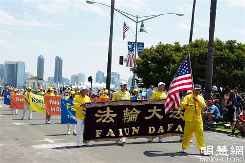 2021年7月3日，加州圣地亚哥县科罗纳多市（Coronado）举行第72届美国独立日国庆遊行。图为法轮功学员的横幅队。