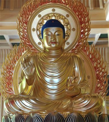 图例：供奉于日本熊本县玉名市莲华院诞生寺的不空成就如来佛像，不空成就佛为密宗五方如来之一，主持北方莲花世界。佛像全身金色，但佛的头发呈蓝色，这是佛教艺术中的一个主要特点。