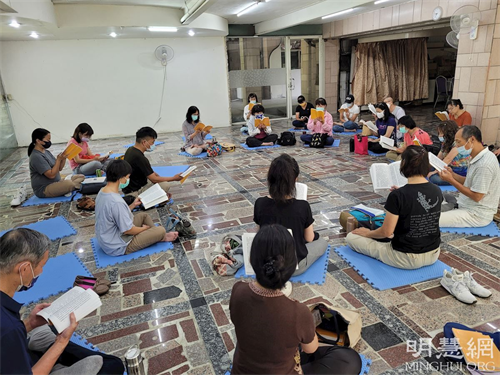'图：二零二一年八月二十一日台湾中区部份法轮功学员一起学法交流，谈修心去执著体会。'