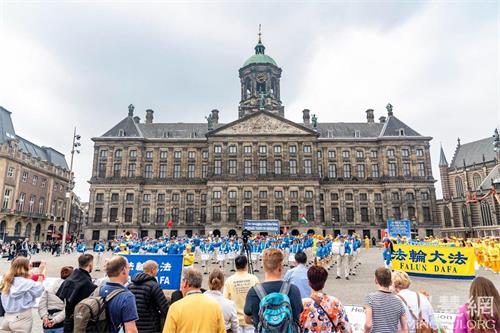 '图1：二零二一年九月二十五日，荷兰和部份欧洲法轮功学员在首都阿姆斯特丹市中心水坝广场（Dam），举行了反迫害集会和游行，呼吁全社会关注中共迫害法轮功的罪行，共同制止这场罪恶。'
