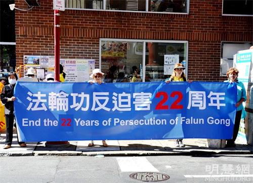 '图1～2：二零二一年九月二十六日，法轮功学员在费城唐人街举办声援3.8亿中国人三退集会。图为集会现场。'