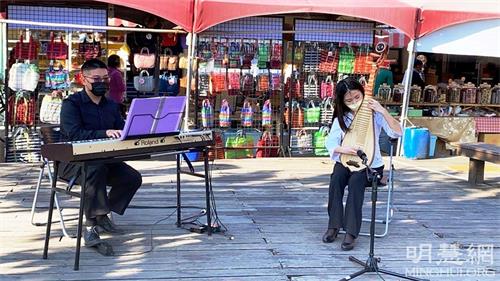 '图5：两天年假的下午，法轮功学员在安平古堡举办“遇见大法美好”的文艺表演活动，图为琵琶和钢琴乐器演奏。'