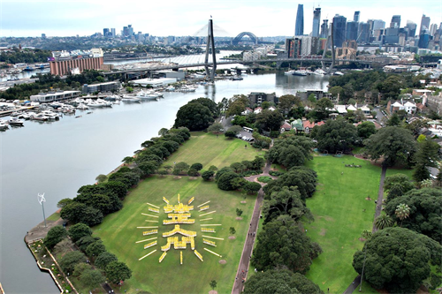 '图1～2：二零二二年十月八日，参加二零二二年澳洲法会的部份法轮功学员，在悉尼银禧水滨公园（Jubilee Park），排出“法正人间”四字。'